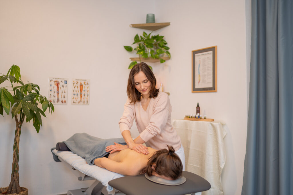 Foto einer Rückenmassage mit ätherischen Ölen
