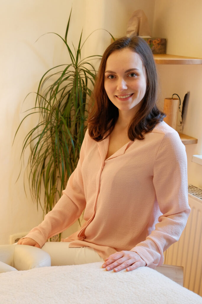 Portraitfoto von Physiotherapeutin und Yogalehrerin Maria Schütt